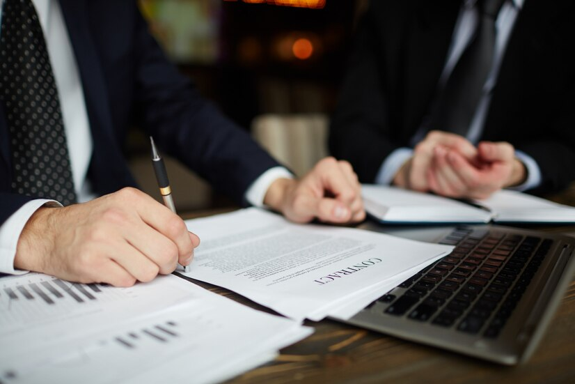 WHAT IS A CONTRACT LAWYER: UNDERSTANDING THEIR ROLE AND RESPONSIBILITY